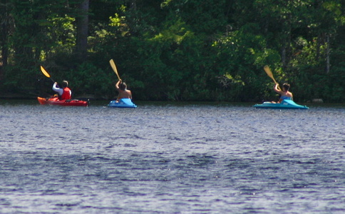 Des kayakistes au loin