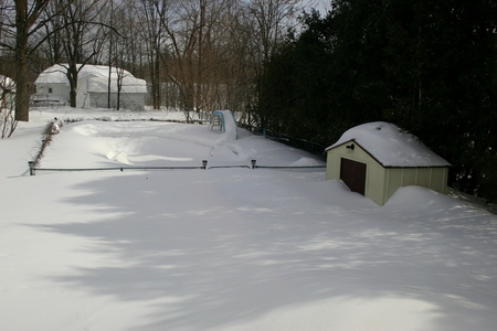 C'est une clôture de 4'.  Donc, on a 4' de neige uniforme dans toute la cour!