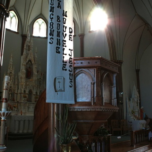 Intérieur église Cap-aux-Meules avec Dieu regardant par le chassis