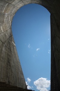Vue de l'intérieur d'une voute, à la base du barrage