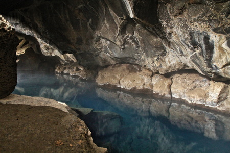 Intérieur de la grotte, eau chaude!