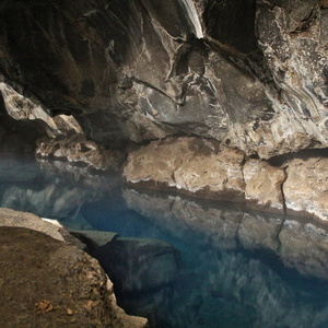 Intérieur de la grotte, eau chaude!