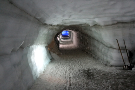 Galeries vers le ventre du glacier