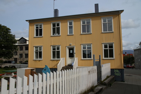 Maison en acier ondulé, typique en Islande.